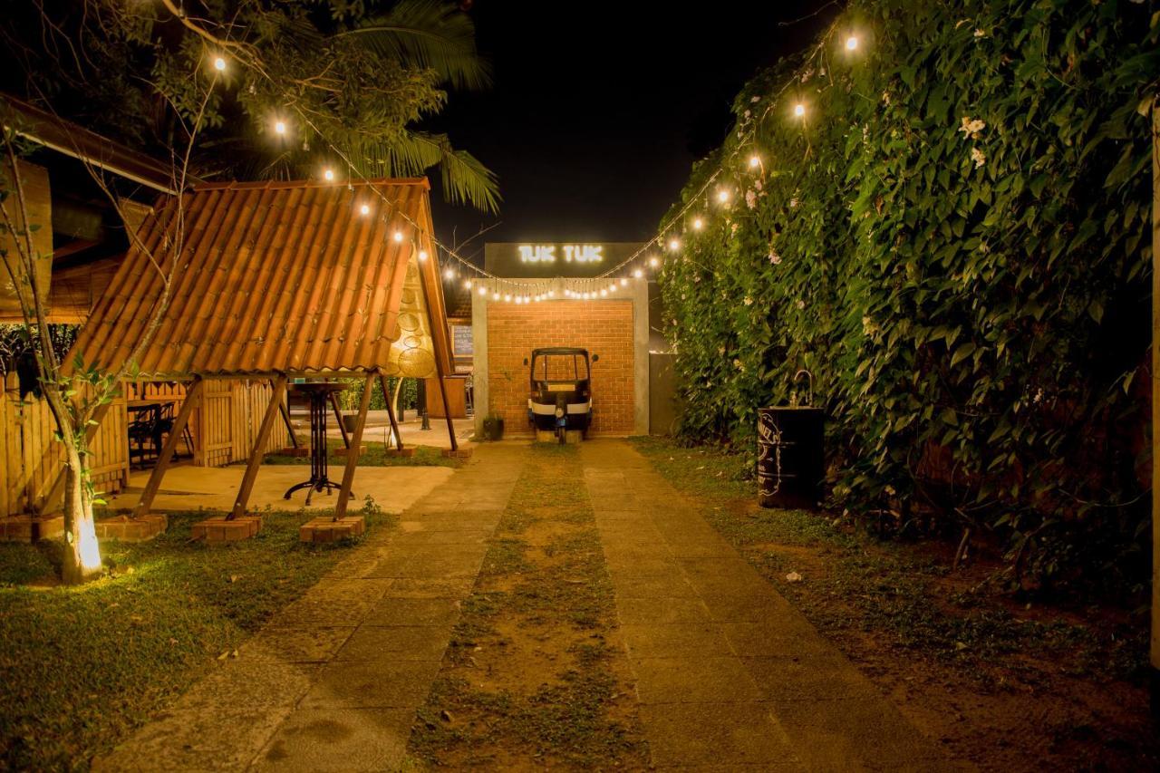 Tuk Tuk Boutique Hotel Negombo Buitenkant foto