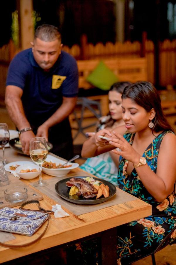 Tuk Tuk Boutique Hotel Negombo Buitenkant foto